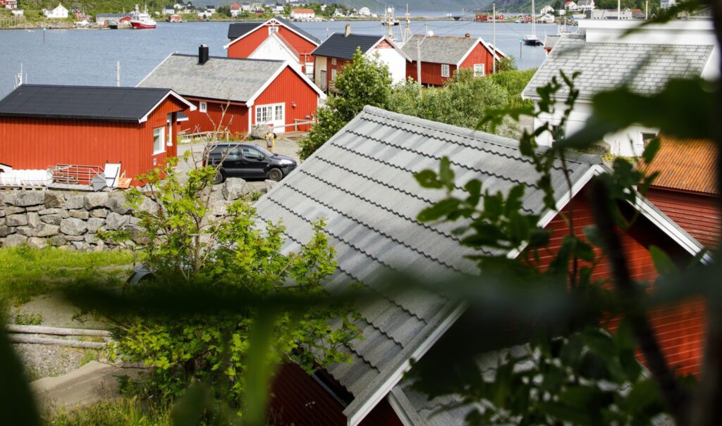 Bilden visar hus i skärgården. Med skärgårdsflytt kan du enkelt använda öfrakt för att flytta ut i skärgården.