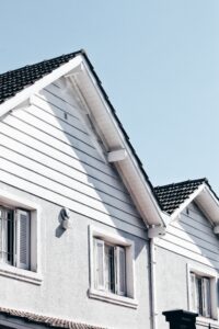 Bilden visar ett modernt hus. En takläggare på Gotland kan hjälpa dig med takläggning och takrenovering.
