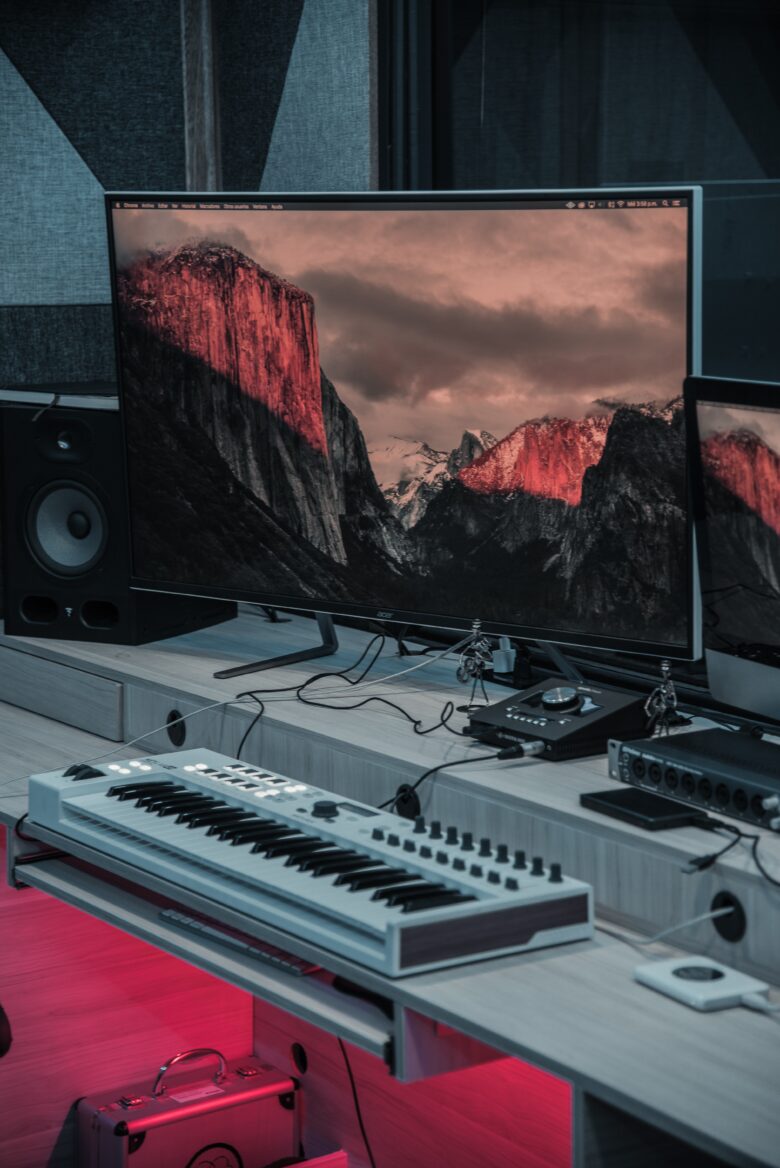 Bilden visar en musikstudio. Digital analog convertor DAC kan förenkla vid musikproduktion eller för att använda analoga ljud genom en digital analog omvandlare.