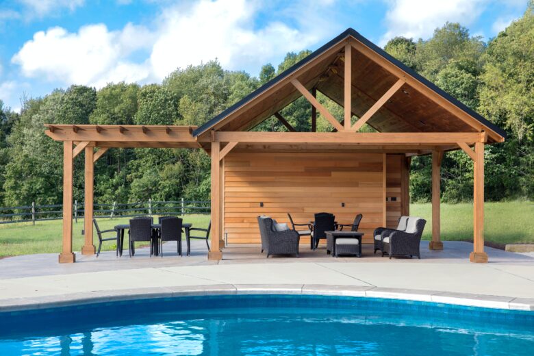 Bilden visar ett poolhus intill en pool med ett tillbyggdt pergola tak. För att skydda mot solstrålar kan du använda solsegel av segelduk.
