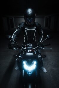 Bilden visar en motorcykel med MC belysning. Att välja kompletterande LED ljus på din motorcykel kan förbättra sikten markant.