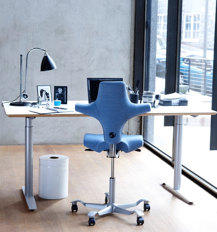 Bilden visar ett modernt möblerat kontorsrum med kontorsinredning. Nordic Care har snygg och funktionell inredning till kontor.