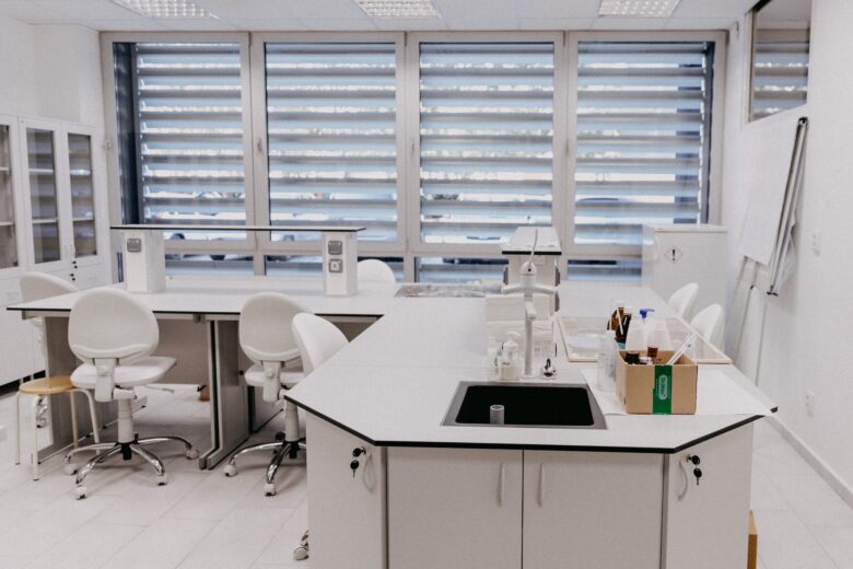 Bilden visar ett laboratorie. I moderna laboratorier är muffelugnar och LAF-bänkar vanliga bland andra renrumsprodukter och labbutrustning.